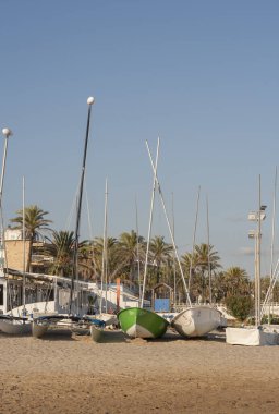 Barselona, Katalonya, İspanya 'nın Garraf bölgesindeki Cubelles plajında tekneler.