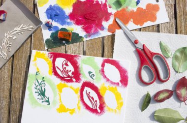 Çadır bezine renkli boyayla basılmış ve çiçeklerle süslenmiş bitki yaprağı. Yapı.