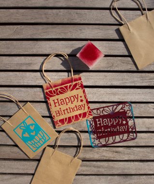 Doğumgününde verilecek el sanatı. Kese kağıdına şablon yapıştırmak.