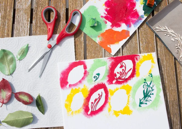 Ağaç yapraklarının siluetinin tuval izi. Parlak renk boyalı dekoratif bir araç. Karışık ortam.