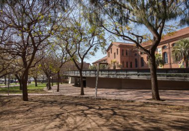 Tecla Sala bahçeleri. Hospital de Llobregat Kütüphanesi. Eski tekstil fabrikası. Barselona, Katalonya, İspanya.