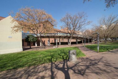 Tecla Sala bahçeleri. Hospital de Llobregat Kütüphanesi. Eski tekstil fabrikası. Barselona, Katalonya, İspanya.