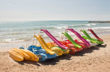 Keyif için slaytlı tekneler. Sitges, Garraf bölgesi, Barselona, Katalonya, İspanya 'da kiralık seyyar araçlar.