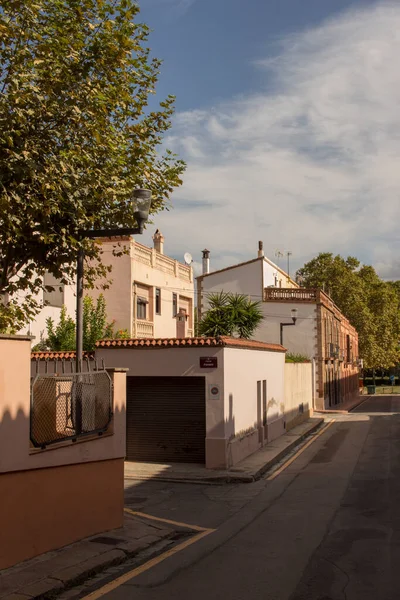 コロニア グエル通り サンタ コロマ セルベルの町 バルセロナ カタルーニャ スペイン — ストック写真