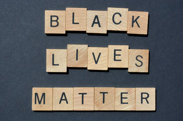 Black Lives Matter Słowa Drewniane Litery Alfabetu Izolowane Czarnym Tle — Zdjęcie stockowe