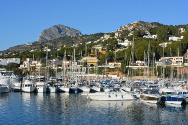 İspanya 'nın Alicante Eyaleti, Costa Blanca' daki Javea limanındaki lüks teknelere bakın.