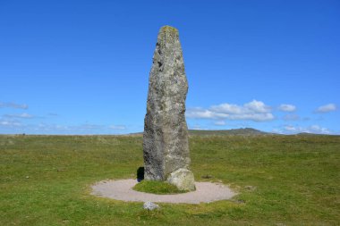 Merrivale Menhir Ayaklı Taşı, Neolitik-Orta Bronz Çağı yerleşim alanı ile ilişkilendirilen tarih öncesi bir antika. Merrivale Tarih Öncesi Yerleşkesi, Dartmoor Ulusal Parkı, Devon, İngiltere