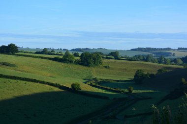 Yazın panoramik kır manzarası, Oborne 'dan Poyntington, Sherborne, Dorset, İngiltere' ye doğru vadiyi izliyor.