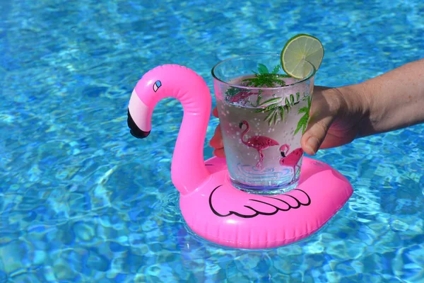 Mulher Segurando Vidro Decorado Com Flamingo Rosa Água Espumante Com — Fotografia de Stock