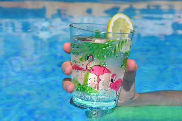 Mão Segurando Vidro Decorado Com Flamingo Rosa Piscina Vibrações Divertidas — Fotografia de Stock