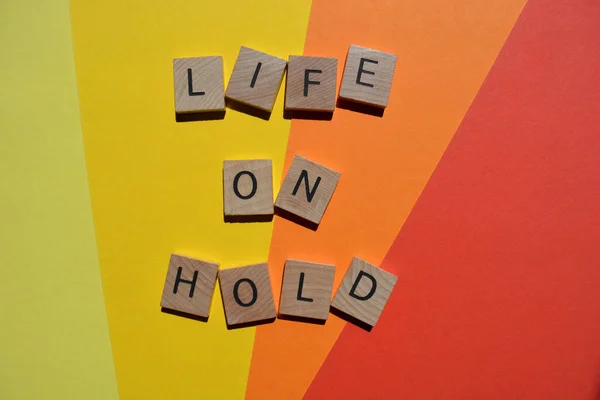 Life Hold Letras Alfabeto Madeira Isolado Fundo Vermelho Laranja Amarelo — Fotografia de Stock