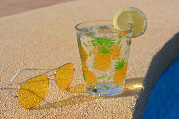 Vibrações Verão Óculos Sol Amarelos Emoldurados Metal Uma Bebida Copo — Fotografia de Stock