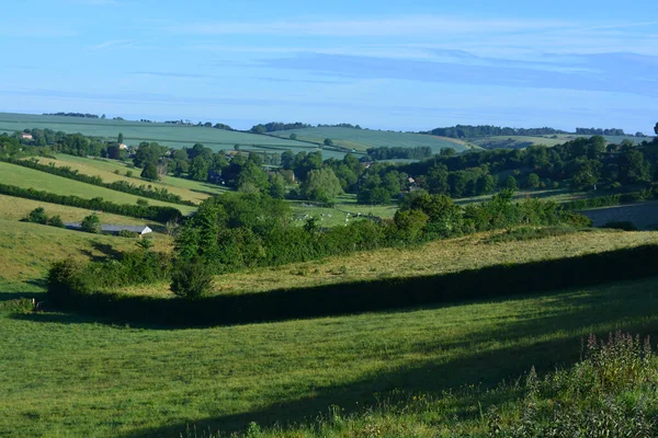 Poyntington, Sherborne, Doset, İngiltere 'ye doğru yeşil tarlalar ve vadiden Donkey Lane manzarası.