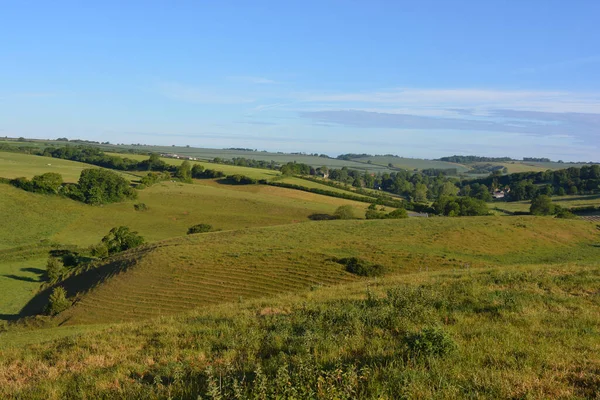Sabahın erken saatlerinde, Poyntington, Sherborne, Dorset, İngiltere 'ye doğru tarım arazileri ve yeşil yuvarlanan tepelerin manzarası.