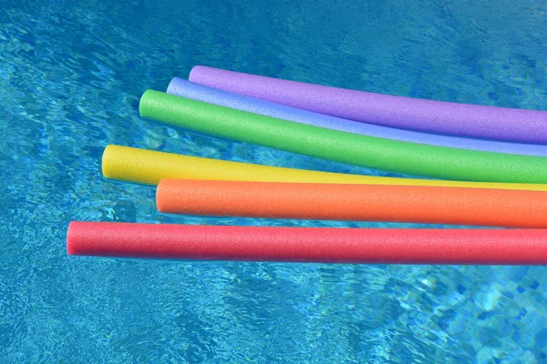 Fideos Color Arco Iris Flotando Una Piscina Día Soleado Luminoso — Foto de Stock