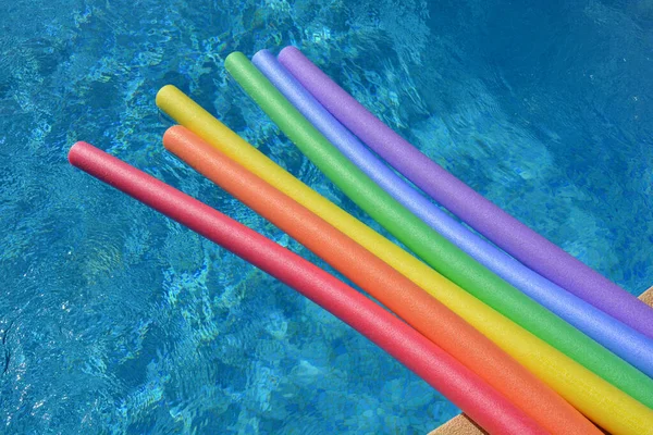 Fideos Piscina Color Arco Iris Flotando Una Piscina Día Brillante — Foto de Stock