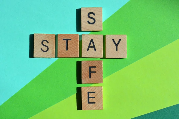 Fique Seguro Letras Alfabeto Madeira Isoladas Fundo Verde Com Espaço — Fotografia de Stock