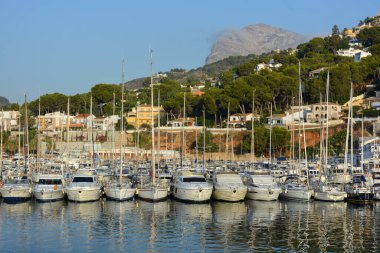 Marina ve Montgo dağlarındaki yatlar, İspanya, Costa Blanca 'daki Akdeniz limanı Javea' nın manzaralı manzarası..