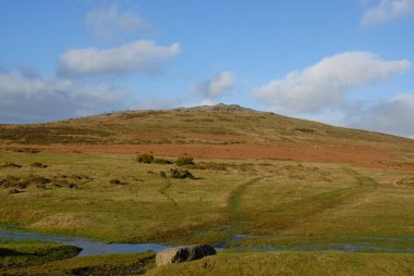 Sonbaharda sağanak yağış sonrası Whitchurch Common 'dan Cox Tor' a bakın, Dartmoor Ulusal Parkı, Devon, İngiltere