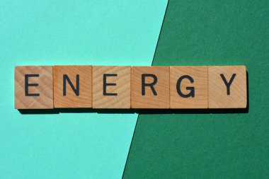 Enerji, kelime 3 boyutlu tahta alfabe harfleri yeşil ve turkuaz arkaplan izole