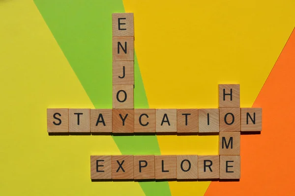 Staycation Εξερευνήστε Αρχική Σελίδα Απολαύστε Λέξεις Ξύλινα Γράμματα Αλφάβητο Μορφή — Φωτογραφία Αρχείου