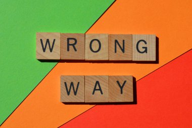 Yanlış yol, tahta alfabe harflerindeki kelime kırmızı, turuncu ve yeşil arkaplanda izole edilmiş.