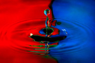 Kırmızı ve mavi arkaplanda su damlası