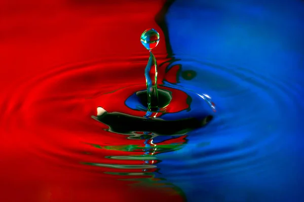Wassertropfen Über Rotem Und Blauem Hintergrund — Stockfoto