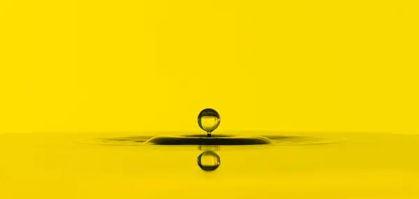 Drop Liquid Splashing Quiet Surface Color Background — Stock Photo, Image