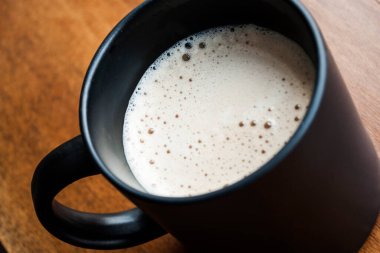 Tahta masada bir fincan kahve.