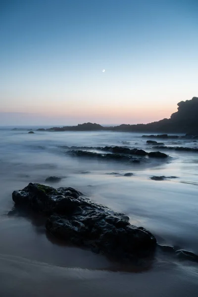 Rocas Playa Por Noche Agua Movimiento Trae Efecto Seda Superficie — Foto de Stock