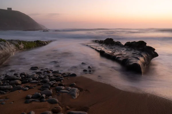 Rocas Playa Por Noche Agua Movimiento Trae Efecto Seda Superficie — Foto de Stock