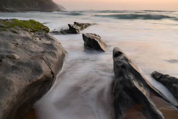 Rocks Beach Evening Water Movement Brings Silk Effect Surface Sea — Stock Photo, Image