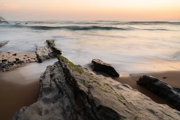 Felsen Strand Abend Das Wasser Bewegung Bringt Einen Seideneffekt Auf — Stockfoto