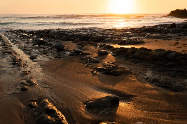 Felsen Strand Abend Die Sonne Versteckt Sich Horizont Nördlich Von — Stockfoto