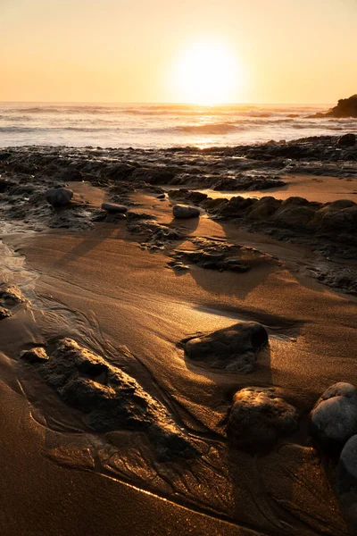 Rocas Playa Por Noche Sol Esconde Horizonte Norte España — Foto de Stock