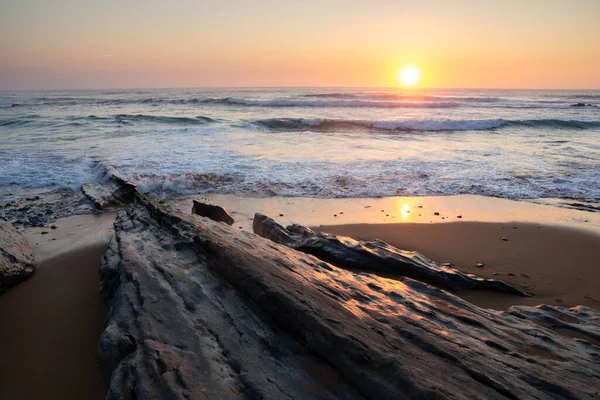 Felsen Strand Abend Die Sonne Versteckt Sich Horizont Nördlich Von — Stockfoto