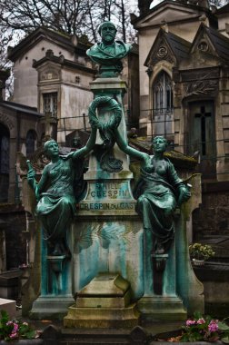 Paris 'te mezarlıkta iki kadının olduğu büyük bir heykel.
