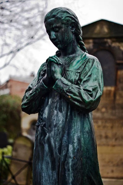 Posąg Dziewczyny Cmentarzu Paryżu — Zdjęcie stockowe