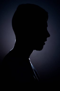 Gri arka planda genç bir adamın taslağı.