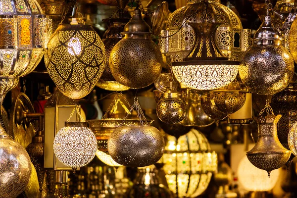 モロッコで多くの金細工職人の作品とランプショップ — ストック写真