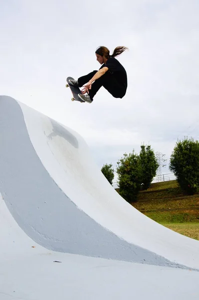 Skater Usando Skatepark Pela Primeira Vez — Fotografia de Stock