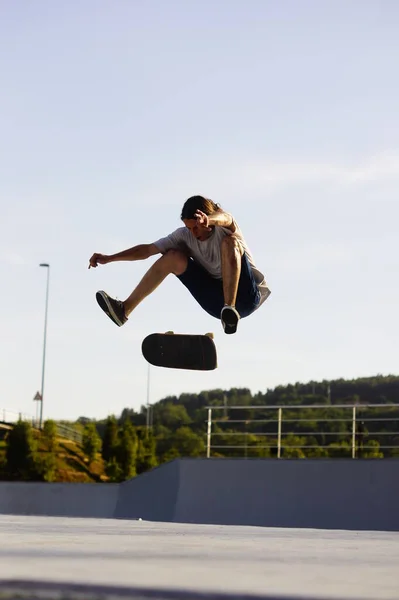 Skater Robi Niesamowitą Sztuczkę Nowiutkim Skateparku — Zdjęcie stockowe