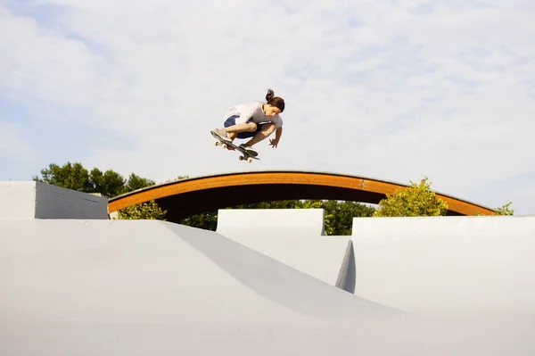 滑板手在全新的滑板公园里表演了惊人的戏法 — 图库照片