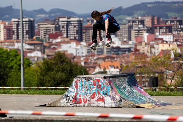 Skater Robi Sztuczkę Skateparku Widokiem Miasto Tle — Zdjęcie stockowe