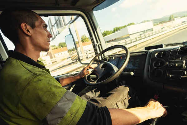 Молодий Чоловік Керує Вантажівкою Всередині Кабіни Захисним Одягом — стокове фото