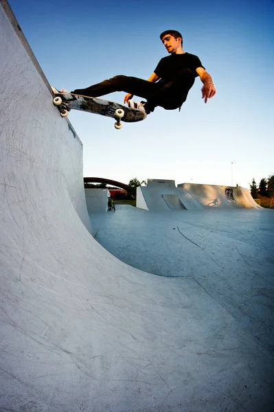 Kluk Skateboarding Skateparku Odpoledních Hodinách — Stock fotografie