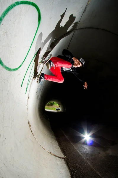 Skateboardista Dělá Trik Tunelu — Stock fotografie