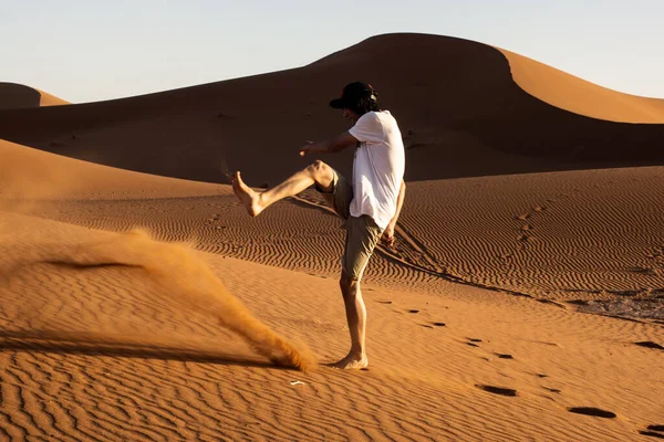 Junger Mann Tritt Sand Den Dünen Der Sahara — Stockfoto