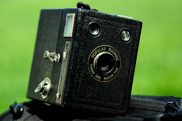 Old Twin Lens Photo Camera Green Background Park — Stock Photo, Image
